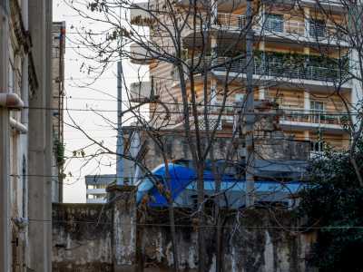 ...e delimitato dal muro che separa la strada dalla ferrovia. Qui vico Cettigne finisce